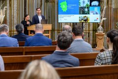 Vorstellung der Agenda durch die Moderatoren, von links nach rechts: Marina Tressel, Gigabitkoordinatorin Rhein-Kreis Neuss; Daniel Kleid, Projektleiter PwC. 