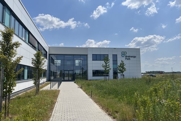 Foto des Gebäudes der Zukunftsagentur des Rheinischen Reviers mit dem Logo “Brainergy Park”