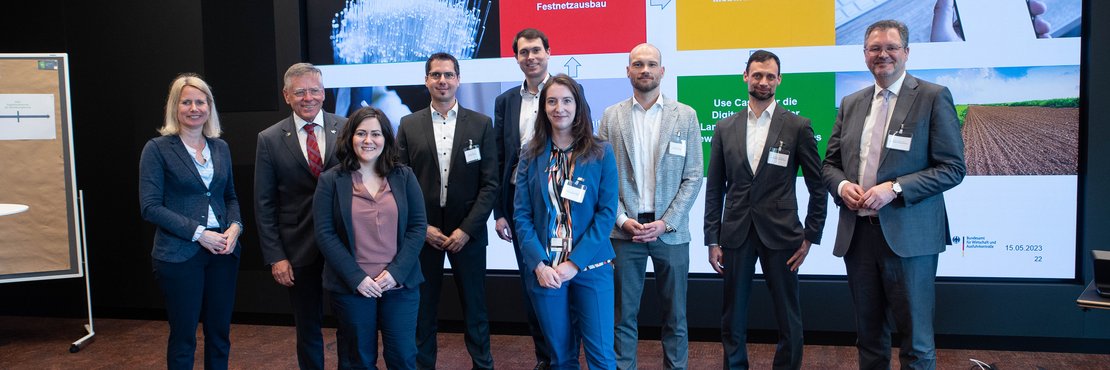 Dr. Vesta von Bossel, Projektverantwortliche PwC; Hans-Jürgen Petrauschke, Landrat Rhein-Kreis Neuss; Marina Tressel, Gigabitkoordinatorin Rhein-Kreis Neuss; Daniel Kleid, Projektleiter PwC; Axel Friedrich, stellv. Projektleiter PwC; Andrea Schermann, Projektmitarbeiterin PwC; Nils Mischorr, Projektmitarbeiter PwC; Andreas Eichhorn, Projektmanager Infrastruktur und Mobilität Zukunftsagentur Rheinisches Revier; Bodo Middeldorf, Geschäftsführer Zukunftsagentur Rheinische Revier bei der All-Hands-Veranstaltung des Reviermanagements Gigabit in Düsseldorf.
